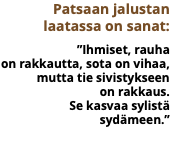 Patsaan jalustan  laatassa on sanat: ”Ihmiset, rauha on rakkautta, sota on vihaa, mutta tie sivistykseen  on rakkaus.  Se kasvaa sylistä sydämeen.”